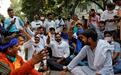 19岁女孩被高种姓男子轮奸虐待致死，印度爆发抗议