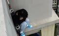 女孩被责骂后翻到29楼墙外 大家用人当绳救她一命！