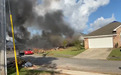 美国军机撞民宅坠毁：两名飞行员丧生 多辆汽车被破坏