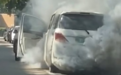 又是三元锂电池 野马斯派卡EV路边自燃！底盘喷出浓烟