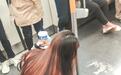 武汉地铁上女孩蹲地擦净溅落的咖啡 数万网友点赞