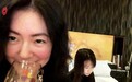 小S放松小酌面容娇红，素颜自拍女儿也出镜