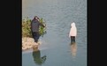 目击者讲述女生在警察注视下溺亡：周边居民先跳水救人