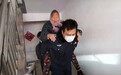 老人腿脚不便 河北民警从7楼背到核酸检测点