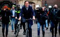 荷兰首相骑自行车向国王辞职