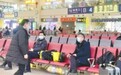 座椅贴“保持间隔”标签 春运首日武汉铁路客流量同比降逾五成