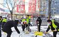 500米，他们铲了8小时 城市美容师浴“雪”奋战 