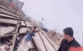 一家四口铁轨上自拍玩耍短视频，罚！