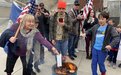 美国爱达荷州议会大厦发生抗议事件 家长携儿童焚烧口罩