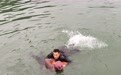 开化：59岁男子不慎落水 交警紧急施救