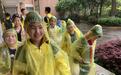 细心又暖心！傍晚突降大雨，杭州这所学校竟出现一群“小黄人”