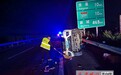 好险！夜间大货车高速公路上行驶突然爆胎侧翻