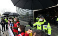 韩国民众冒雨在日本大使馆前抗议 警察帮忙打伞