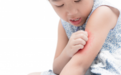 孩子手臂、腿上长小红疹痒，避免湿疹反复，做到这些很关键