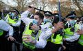 英国爆发反封锁暴力冲突：警察头破血流 和抗议者扭打一团