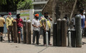 印度民众抢夺氧气场面混乱：开枪、砸车 现场警察急求支援