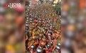 印度神职人员称新冠疫情是神怒，数千印度妇女无视疫情聚众祈祷