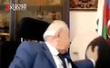 阿塞拜疆前国会议员忘关摄像头，摸女助理屁股被直播