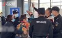 大叔带管制刀具进站拒配合，被同行老太连扇3巴掌