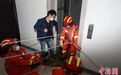 男孩被困电梯自救坠亡：失控的电梯，“出路”在哪里？