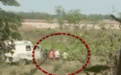 印度医护人员开救护车将遗体扔进河 当地政府下令调查