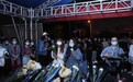 长沙深夜大雨市民送别袁隆平 殡仪馆外排队献花久久不愿散去