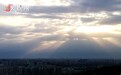 抬头看！北京天空现绝美云隙光，光柱直穿云层