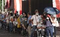 全台老人开打阿斯利康疫苗，台北市人龙排满接种站，有网络预约制仍混乱