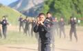 迎着危险上，无愧于“战狼”称号