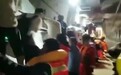 绳索上的救援！地铁内消防员贴墙排“人体护栏”助乘客险渡绳桥