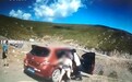 司机忘拉手刹 副驾女乘客随车溜下山坡