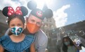迪士尼恢复口罩要求 完全接种疫苗游客也要佩戴
