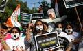 “贱民”女孩疑遭奸杀强行火化 印度首都爆发街头抗议