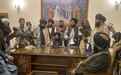 塔利班进入阿富汗总统府 坐总统办公桌朗诵经文