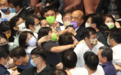 又打起来了！台湾省“行政院长”苏贞昌被泼水，22秒完成“施政报告”