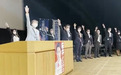 太像“纳粹礼”？高抬右臂举向斜前方，日本在野党政客集会敬礼方式惹巨大争议！