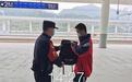 学生将电脑遗忘在候车室 民警30秒追上归还