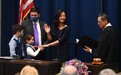 华裔女性吴弭宣誓就任波士顿市长 丈夫孩子一起亮相