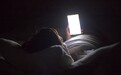 睡前长时间玩手机或增加抑郁几率 你还敢玩吗？