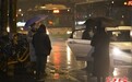 晚上又下雨了 市民步履匆匆