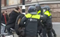 荷兰反防疫示威现场 男子反抗被多名防暴警察棒揍一顿