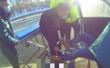 男子遇车祸身陷险境 民警下班途中伸援手