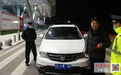 “黑车”司机非法拉客被查 丢下乘客和车辆独自逃离现场