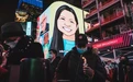 千人为她守夜 遇害华裔女子登上时报广场大屏
