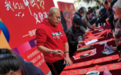 厦门书法家连海明等走街串巷为群众写春联送祝福，上演暖心一幕