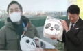 日本记者将冰墩墩寄回东京演播室 兴奋看主持人开箱全程“迷弟脸”