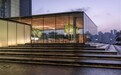 黑色水景金字塔上的玻璃屋，又一家独特的 Apple Store