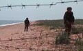 俄国防部公布赫尔松海岸排雷画面 多枚反坦克地雷被引爆