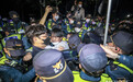 拜登下榻酒店外 韩国学生与警察爆发激烈冲突