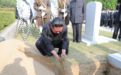 现场：朝鲜人民军元帅玄哲海出殡 金正恩亲自抬棺并填土安葬